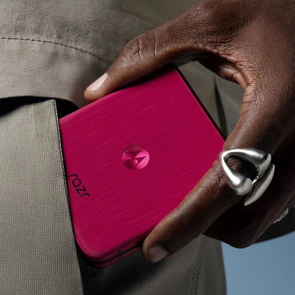 motorola razr ultra PANTONE Rio Red 1TB UNLOCKED NEW 2025 - Picture 11 of 11